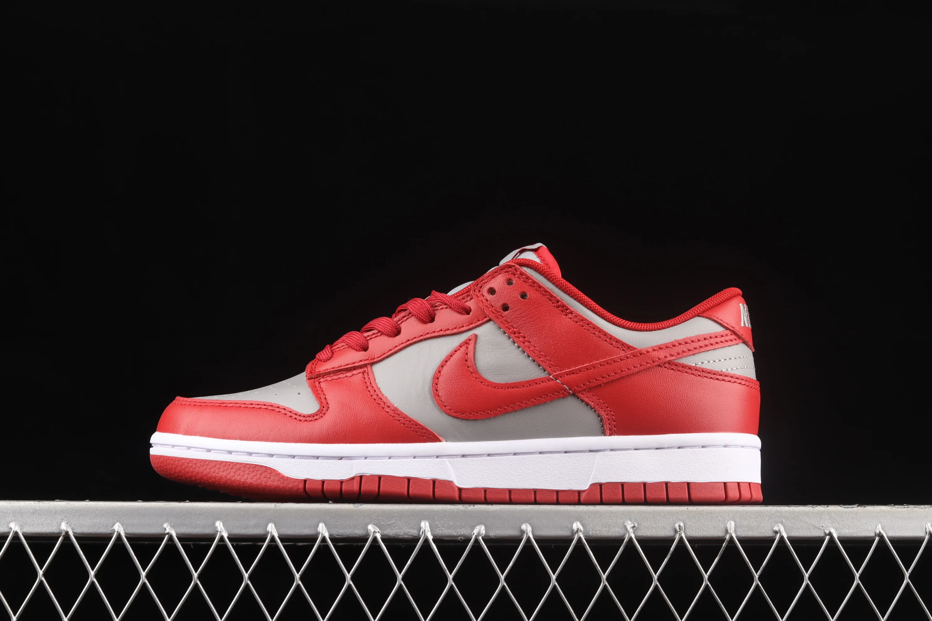 All categories Nk SB Dunk series Nk SB Dunk Low low-top sneakers Nk Dunk Low Retro "Medium Grey" gray and red color SB smashed backboard fashion casual sneakers DD1391-002